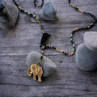 Gyöngy nyaklánc arany elefánt medállal - fekete