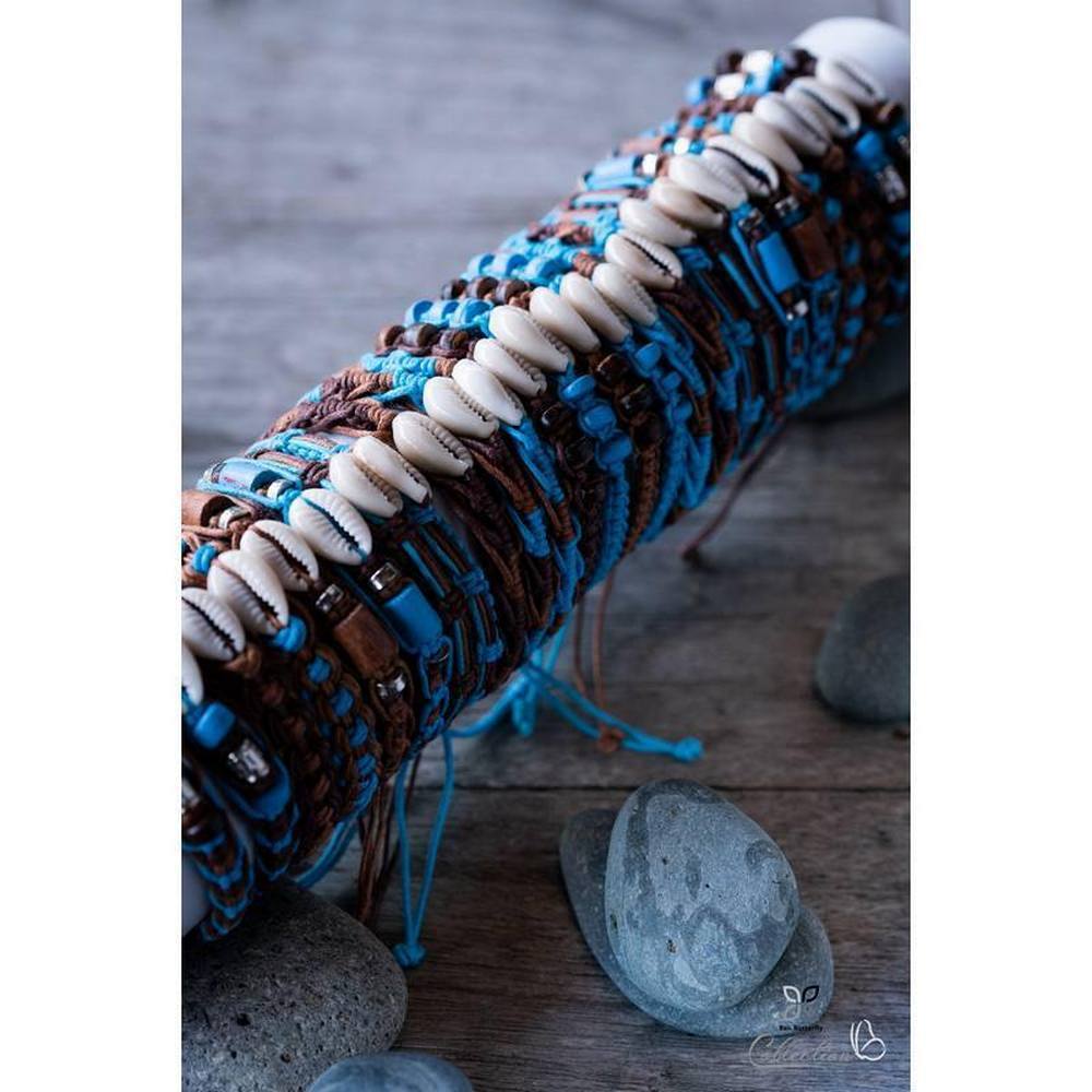 Kék-barna fonott karkötő kagylóval díszítve - 1 db