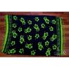 Hibiszkusz mintás sarong fekete alapon - zöld